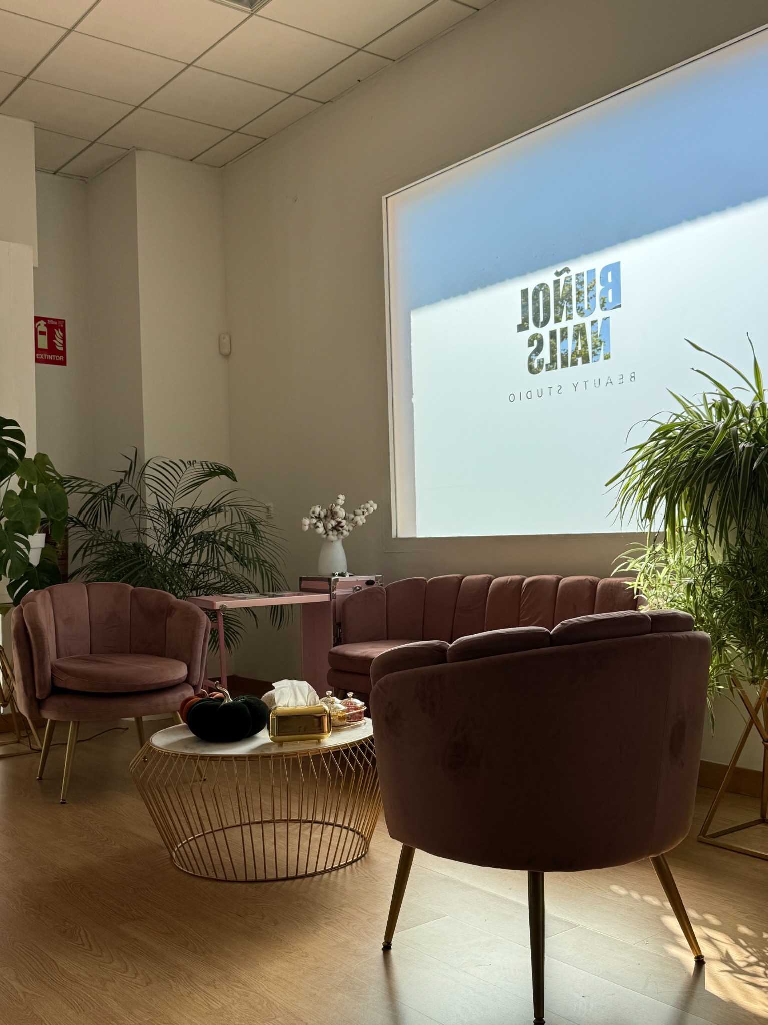 Zona de espera del salón Buñol Nails