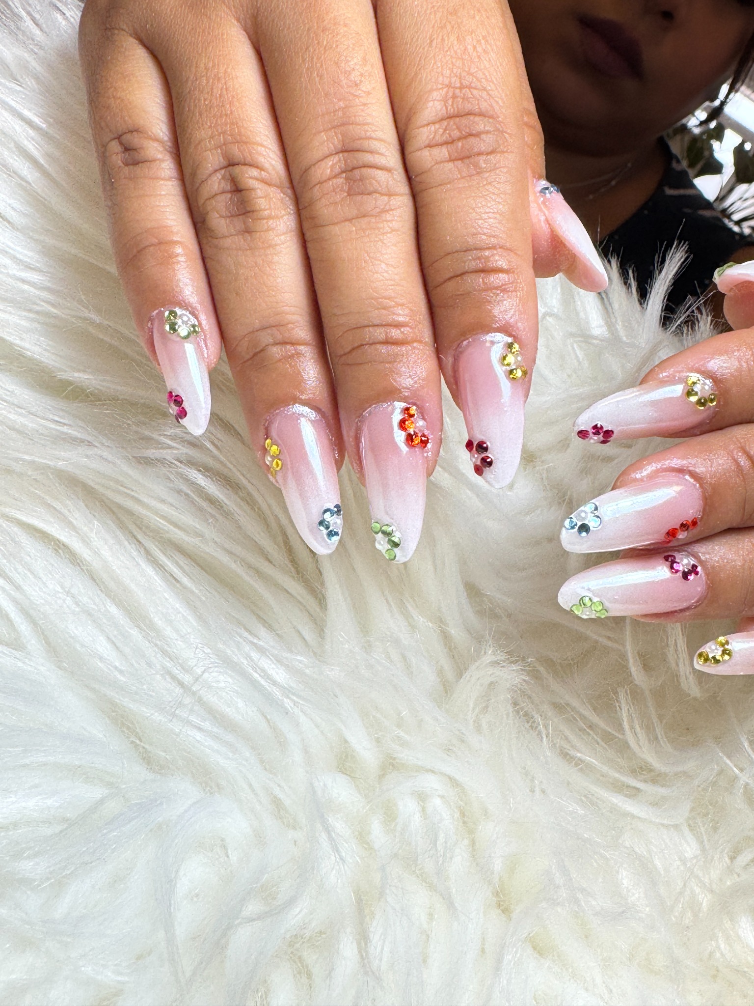 Manicura con detalles florales realizada en Buñol Nails