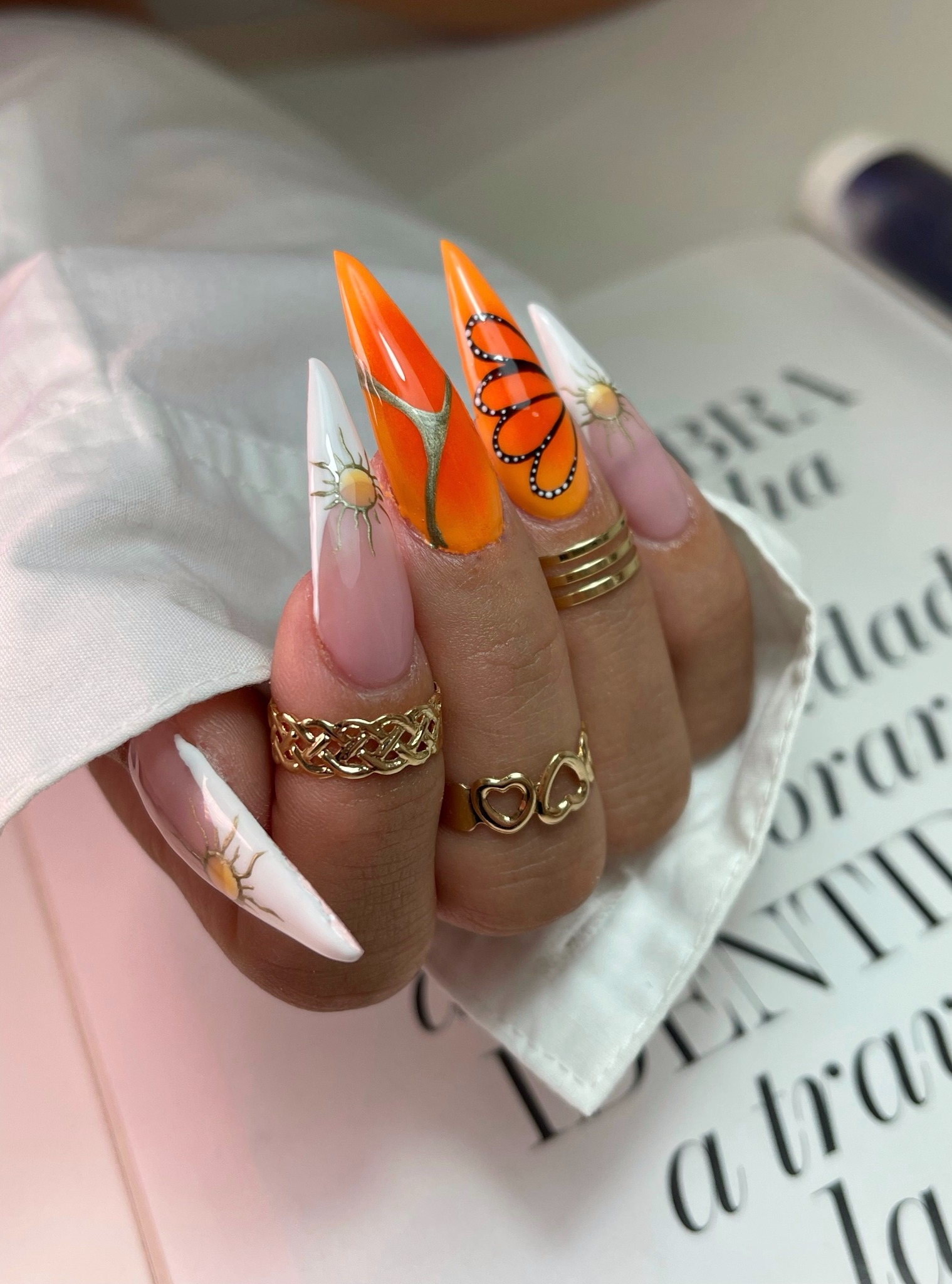 Manicura naranja con diseño artístico realizada en Buñol Nails